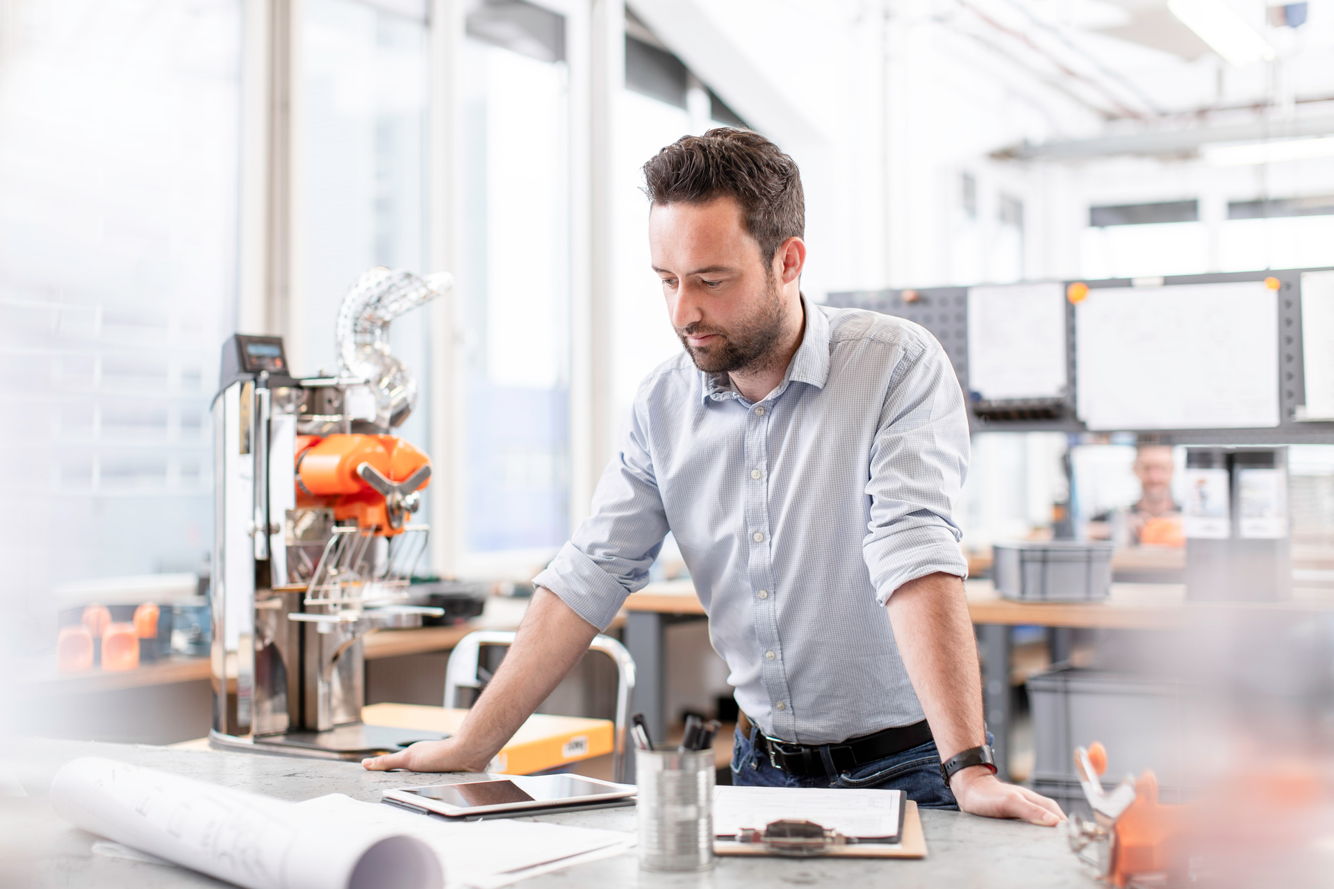 Technicien SEMPA travaillant sur une solution de presse-agrumes dans l’atelier