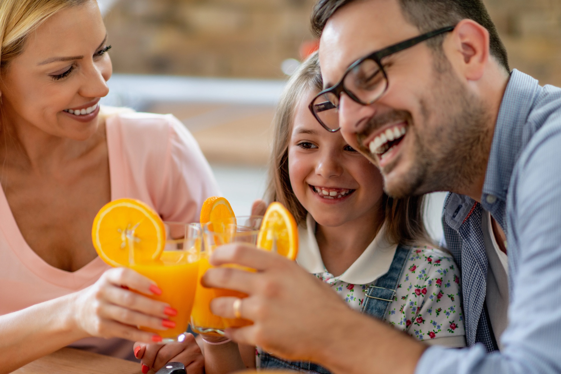 Jus d’orange frais servi dans un contexte convivial