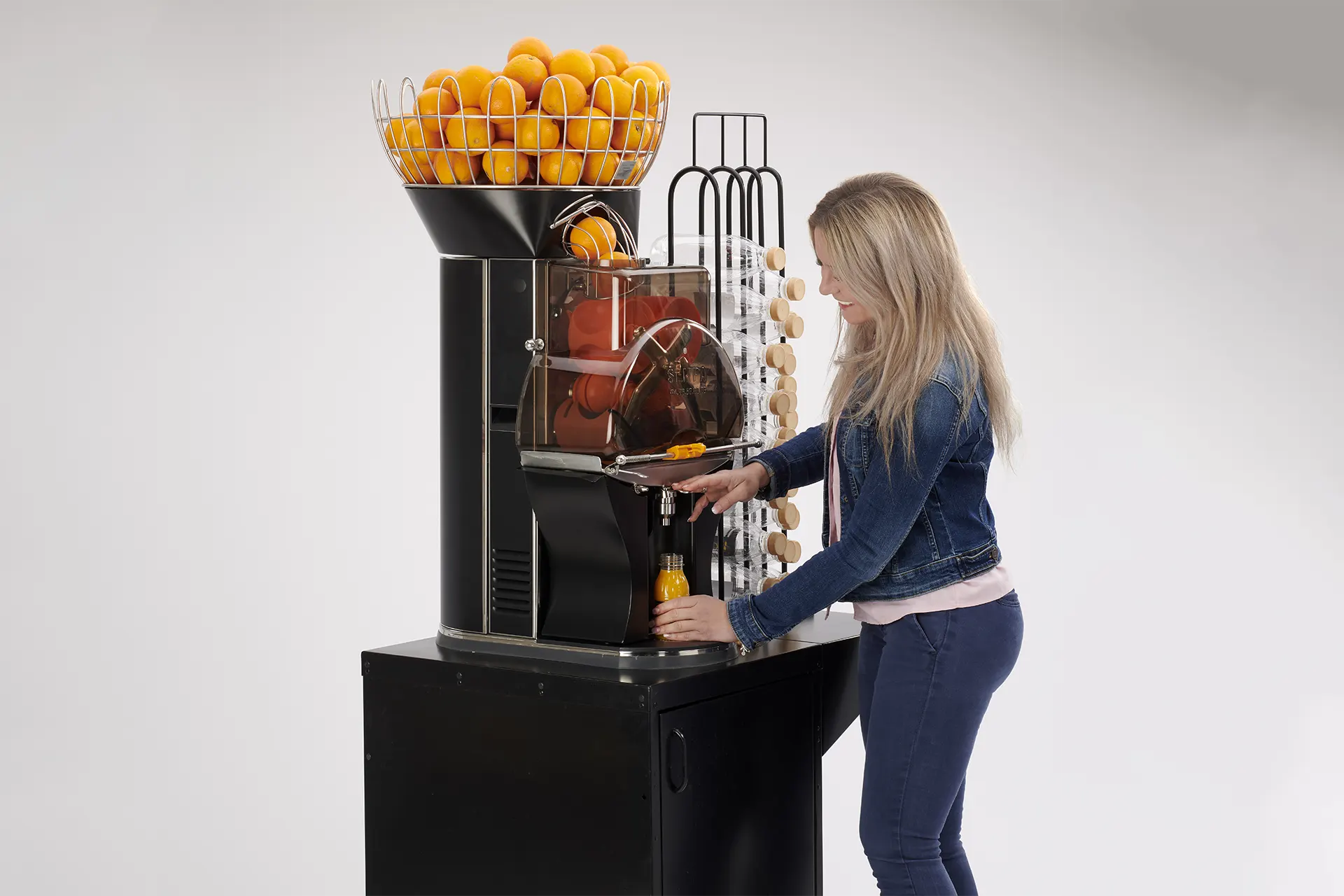 Presse-agrumes SEMPA en libre-service dans une configuration professionnelle