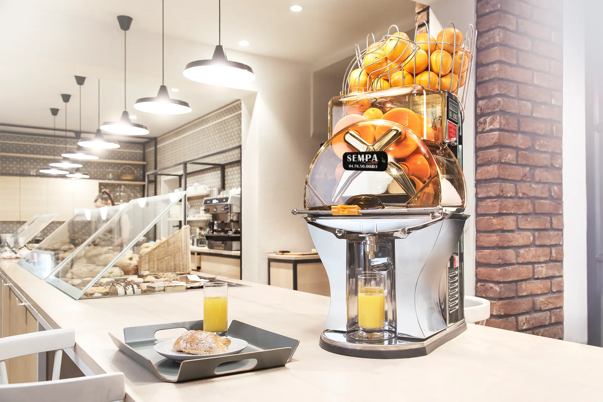 Presse-agrumes OL 61 avec panier installé dans une boulangerie
