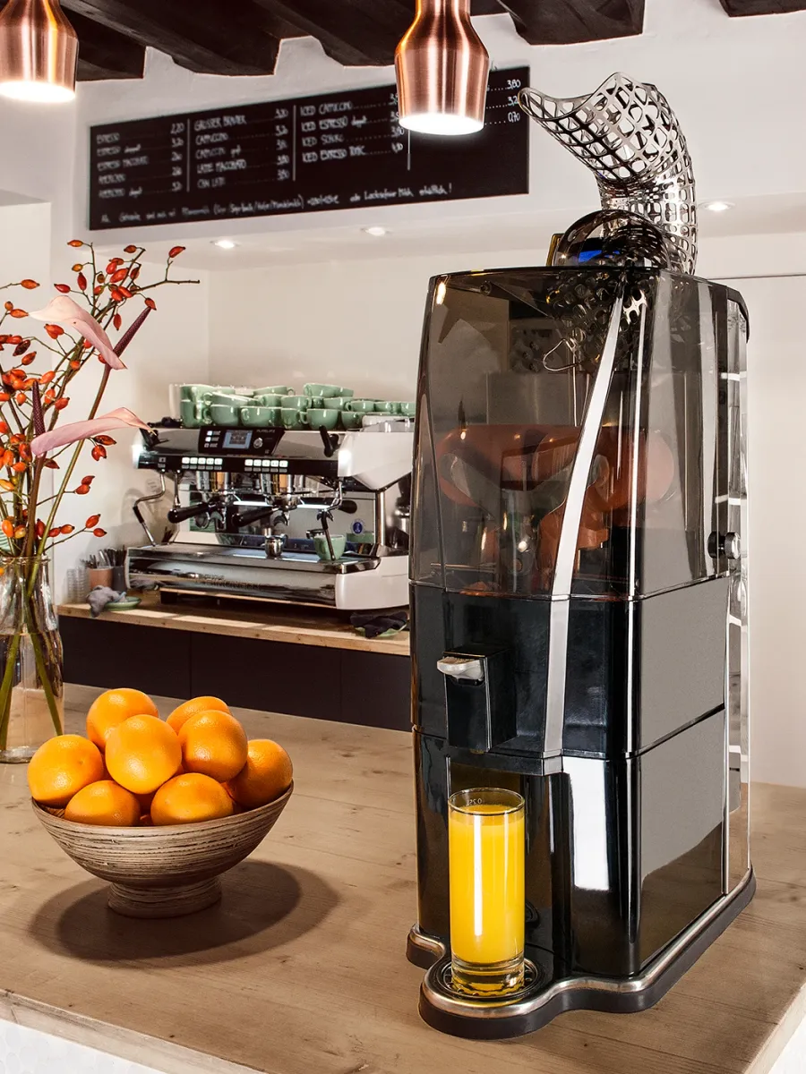OL 41 sur le comptoir d’un café, à côté de la machine à expresso